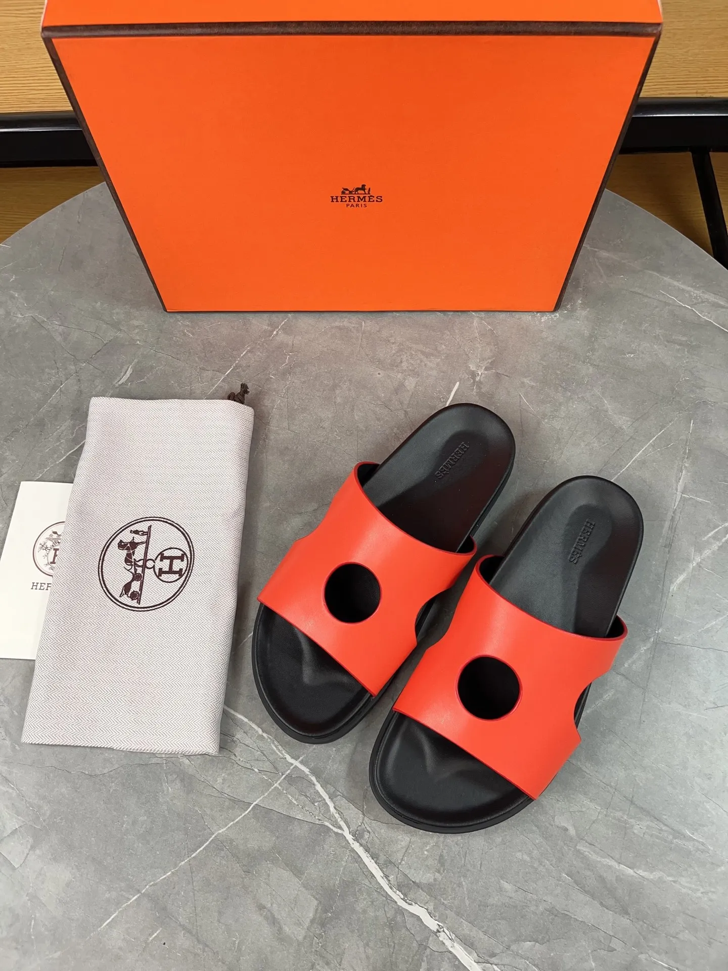 p400🐮🐮H family classic (couple style) Hermes Hermes spring and summer sandals series! Classic style, always popular slippers - sandals, great with any combination! ! ! Upper: imported PU inner lining: imported mixed sheepskin Outsole: Tpu non-slip and wear-resistant outsole Female size: 35-40 (customized at 41) Male size: 39-45 (customized at 39.45)